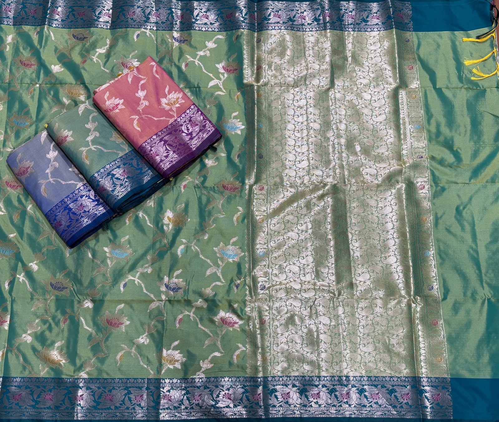 Soft Silk Floral Zari Weaving Saree with Contrast Zari Pallu & Border Code!! B.H.C.