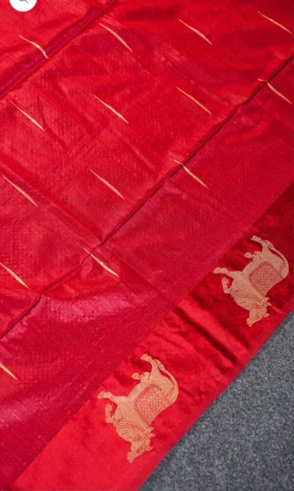 Buy Banarasi red raw silk saree in rich maroon shade with pure zari Nandi border, Kadwa weave from Varanasi and matching blouse at ₹2475.